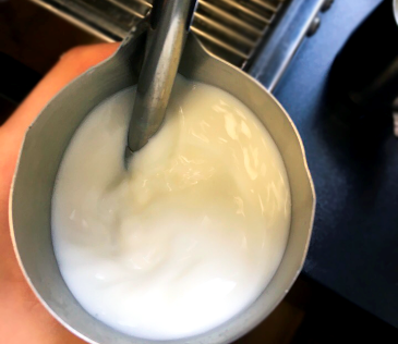 Наливаем молоко по носик